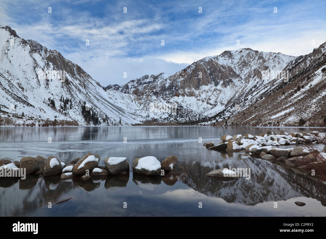 Reflexiones de invierno en condenar el lago en la parte oriental de Sierra Nevada de California Foto de stock