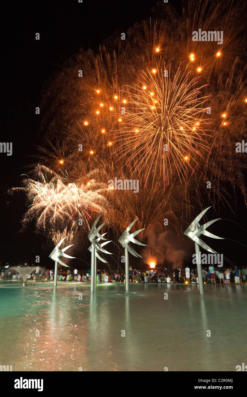 Fuegos artificiales sobre el Esplanade Lagoon durante el Festival anual de Cairns. Cairns, Queensland, Australia Foto de stock