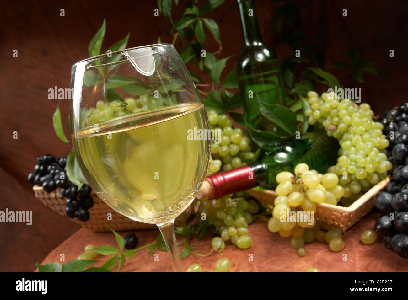 Vino blanco seco, frescos racimos de uvas Foto de stock