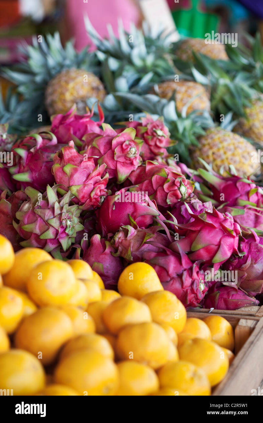 Fruta fresca a los mercados oxidado. Cairns, Queensland, Australia Foto de stock