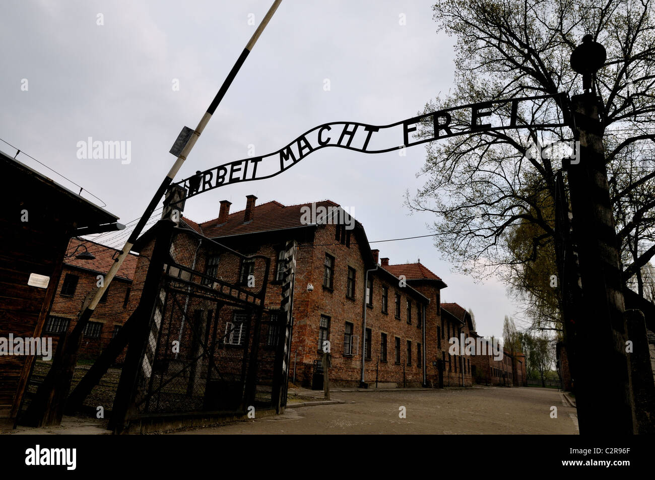 Puerta principal -la entrada al campo de concentración de Auschwitz con  'Arbeit macht frei' signo de hierro -significado -el trabajo os hace libres  Fotografía de stock - Alamy