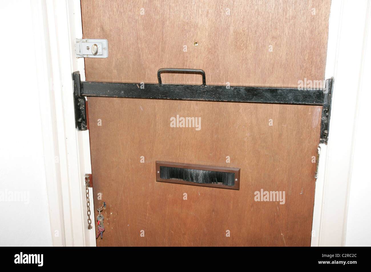 Puerta ignífuga de madera con barra de seguridad letterbox