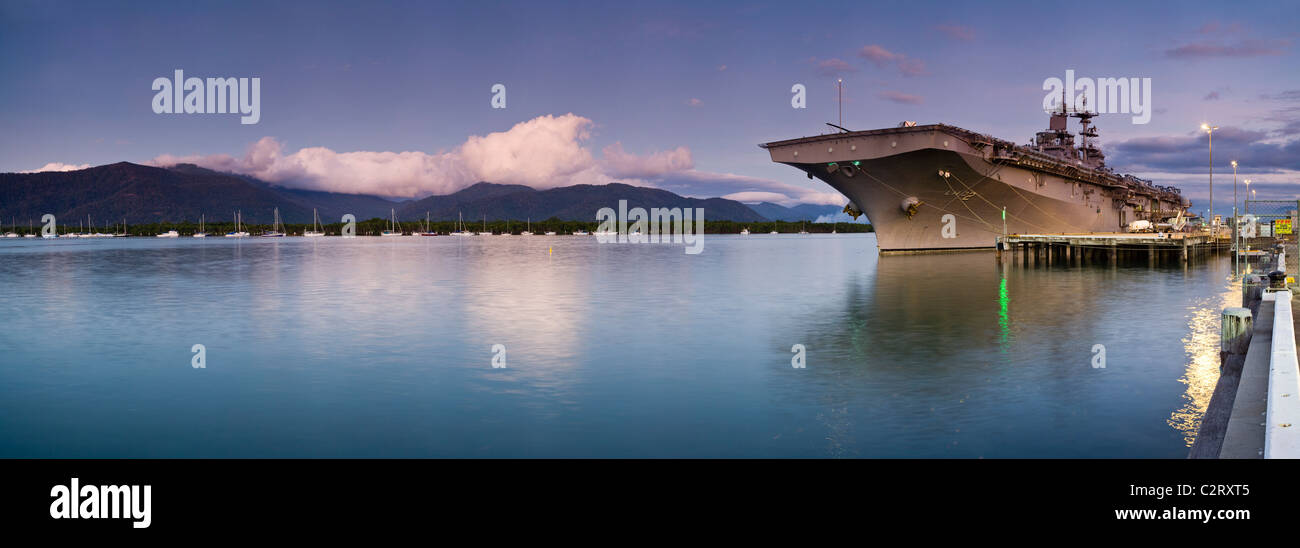 El USS Essex amarrados en Trinity Inlet. Cairns, Queensland, Australia Foto de stock