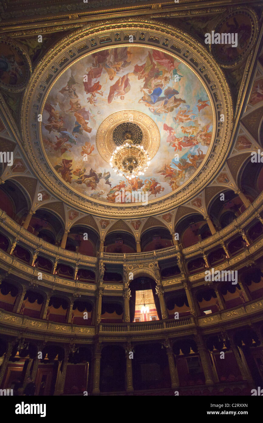 El interior de la casa de la Ópera Estatal de Hungría en Budapest Foto de stock