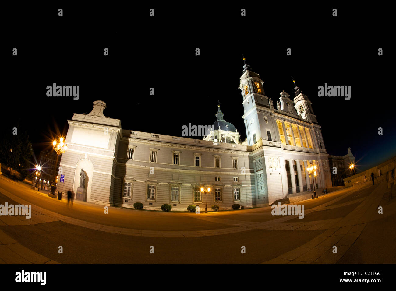 La Catedral de La Almudena al atardecer, Madrid, España Foto de stock