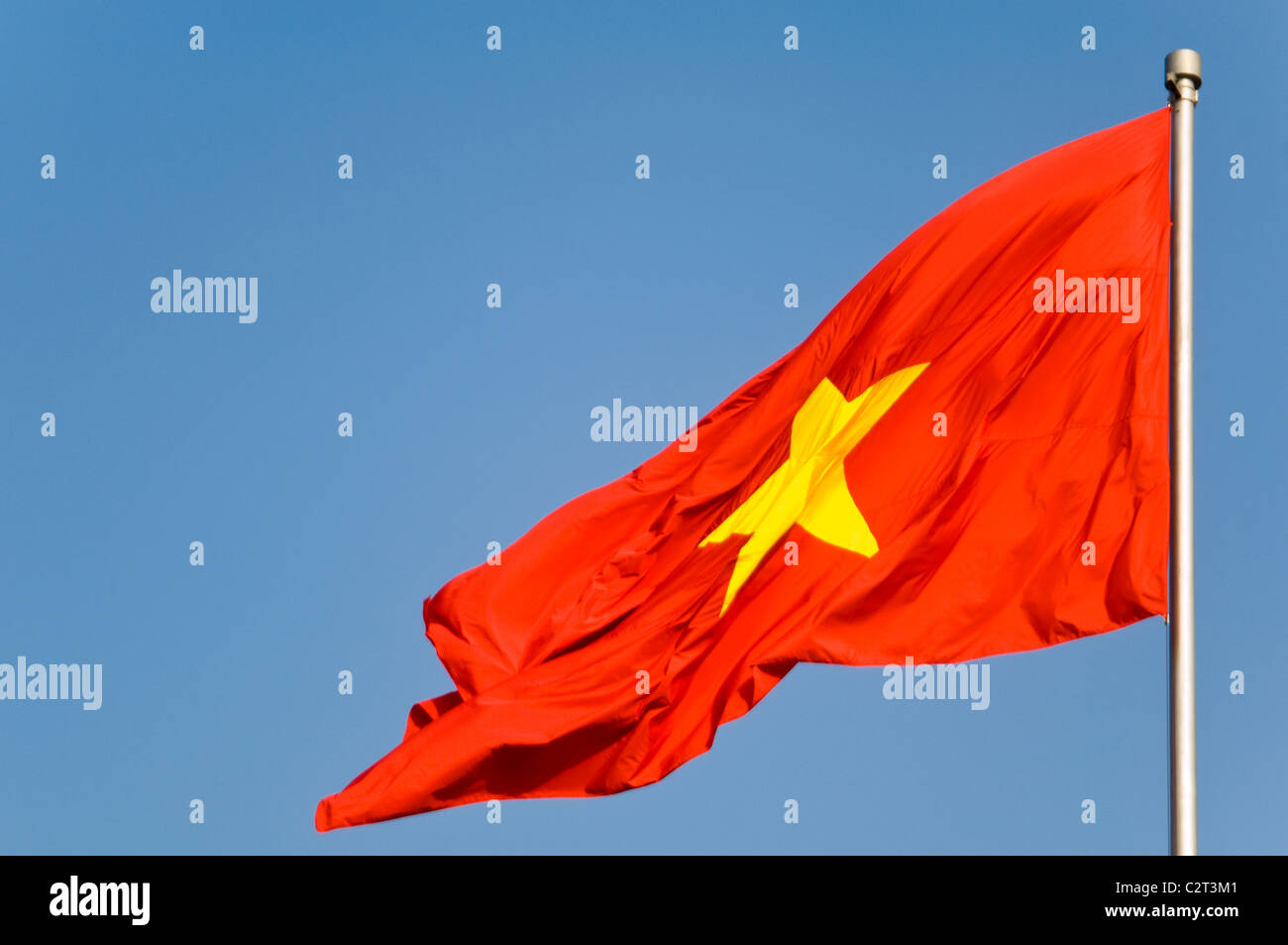 pic Bandera Roja Con Una Estrella Amarilla En El Centro https www alamy es foto vertical cerca del c d sao vang bandera roja con una estrella amarilla bandera nacional de vietnam desde 1945 contra un cielo azul 36179809 html