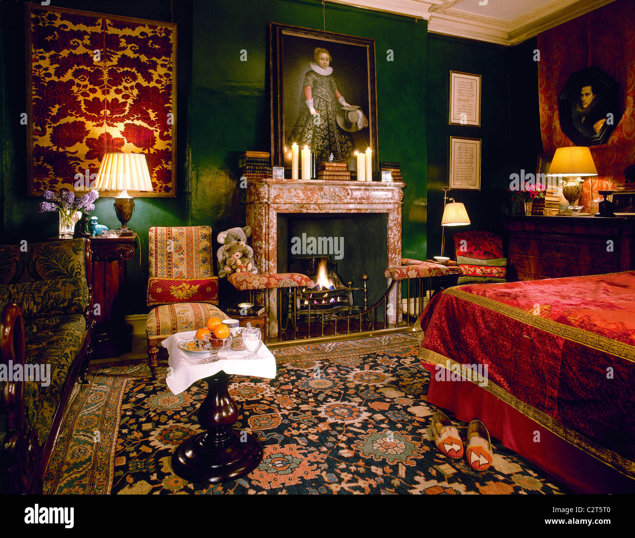 Tradicional, habitación roja, chimenea de mármol, chimeneas abiertas, tapices para colgar en pared Foto de stock