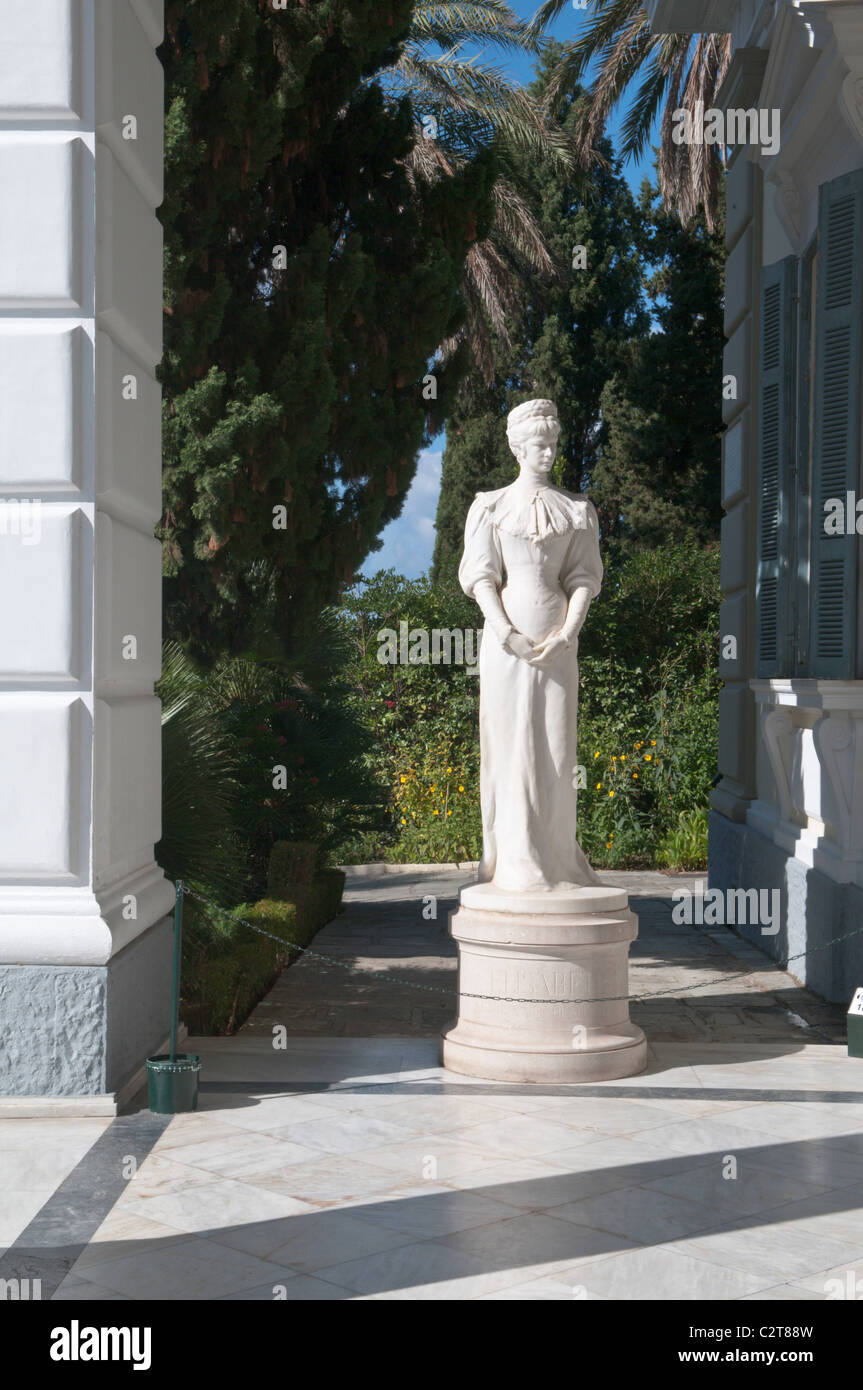 Corfú, Grecia. De octubre. La Achilleio o el Achillion Palace. Estatua de la emperatriz Elisabeth de Austria. Foto de stock
