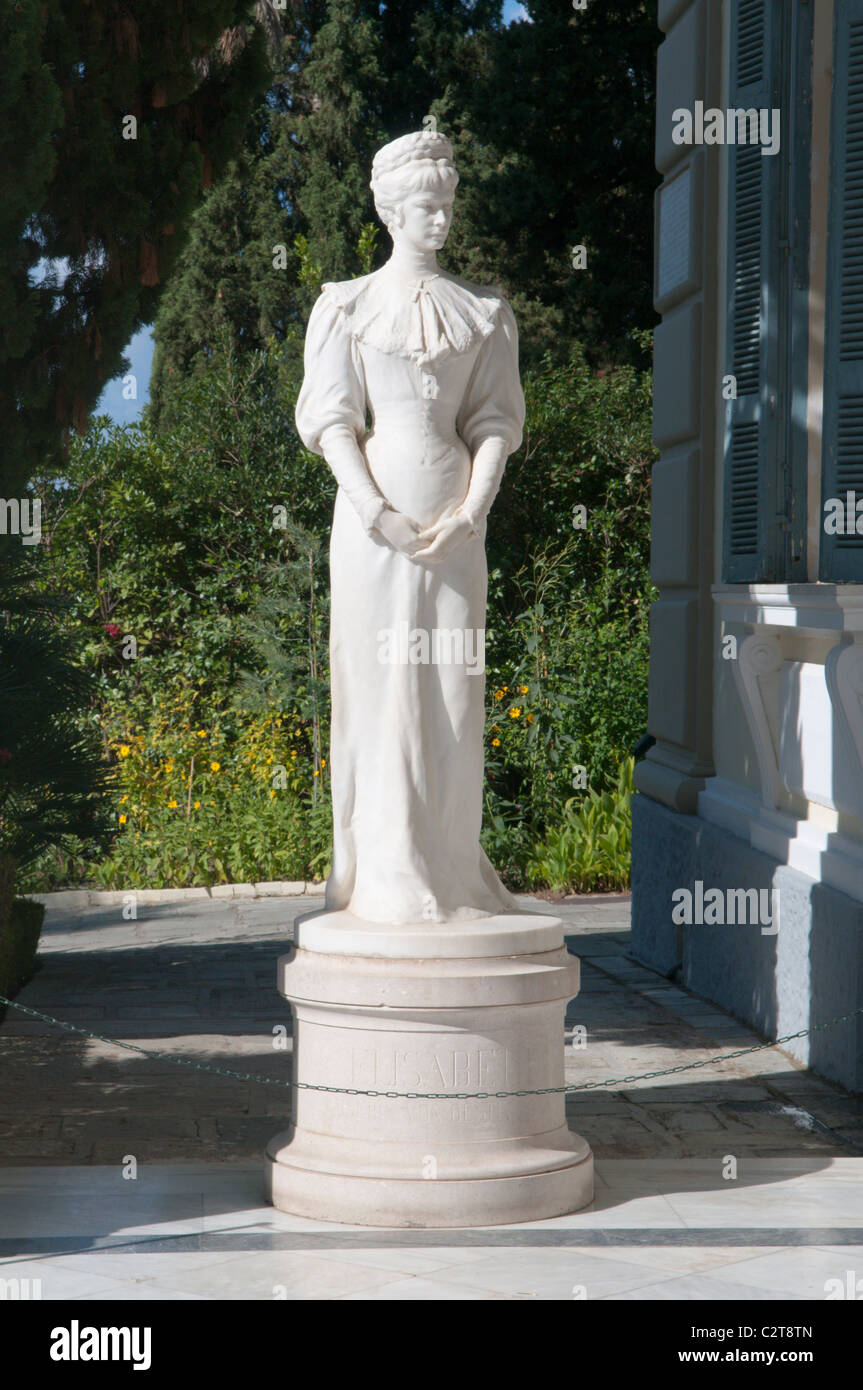 Corfú, Grecia. De octubre. La Achilleio o el Achillion Palace. Estatua de la emperatriz Elisabeth de Austria. Foto de stock