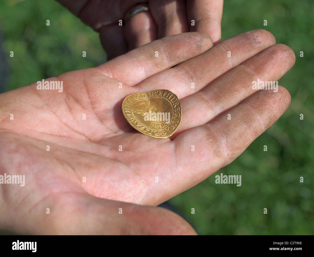 Moneda de oro con detector de metales encontrados Fotografía de stock -  Alamy