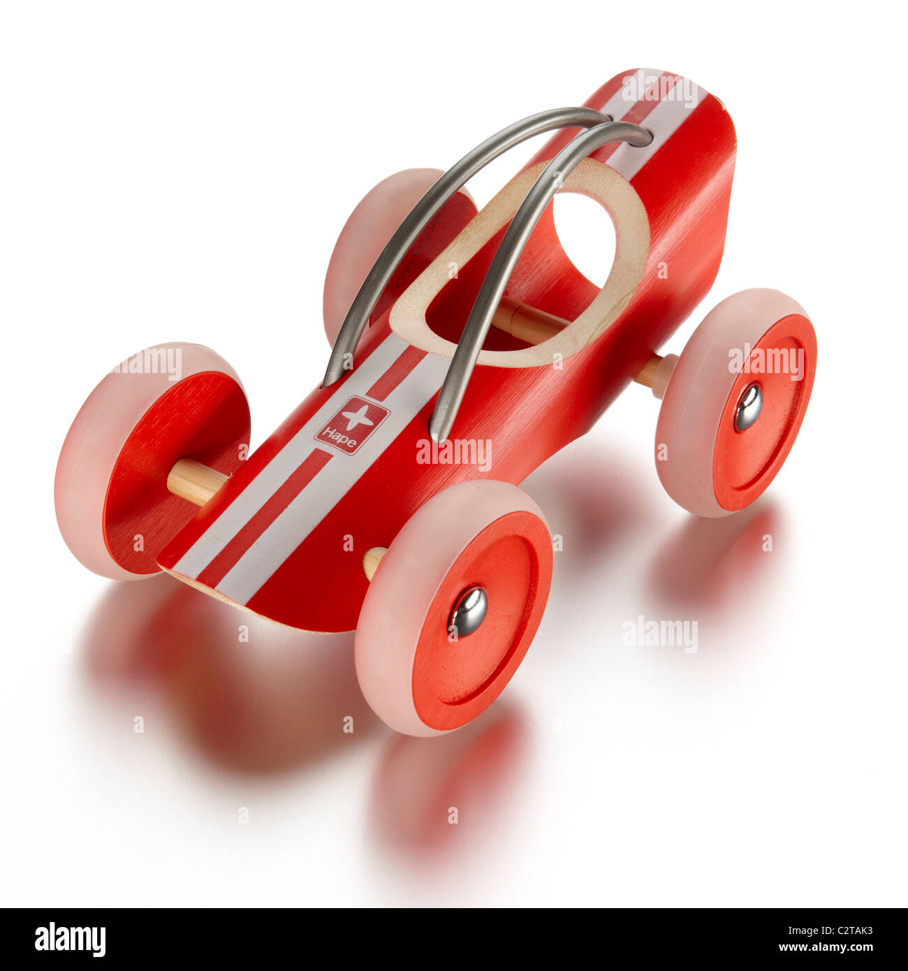 El coche de carreras de juguete de madera empuja a lo largo de rojo moderno diseño retro juguete Foto de stock