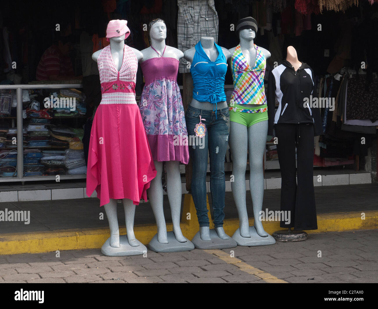 Los maniquíes de tamaño vida permanecer fuera de una tienda vistiendo ropa  de mujer para venta en la ciudad colonial de Antigua, Guatemala Fotografía  de stock - Alamy