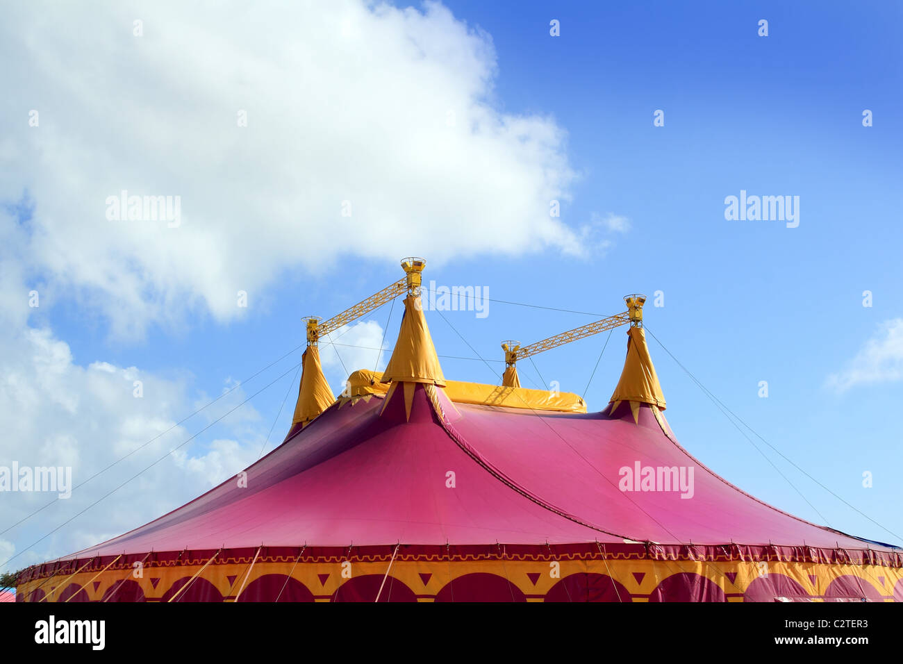 Carpa de circo color rosa roja cuatro torres blue sky Foto de stock