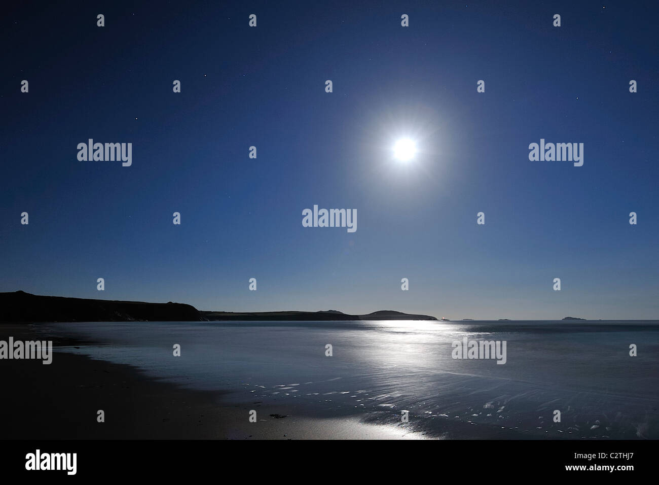 Whitesand Bay Pembrokeshire por la luz de la luna Foto de stock