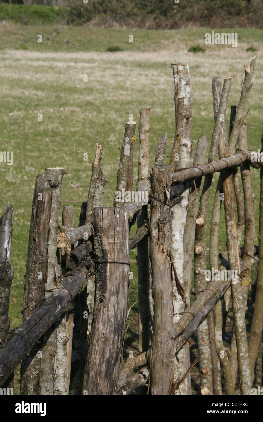 El viejo estilo de cerca hecha con ramas de madera palos Fotografía de  stock - Alamy