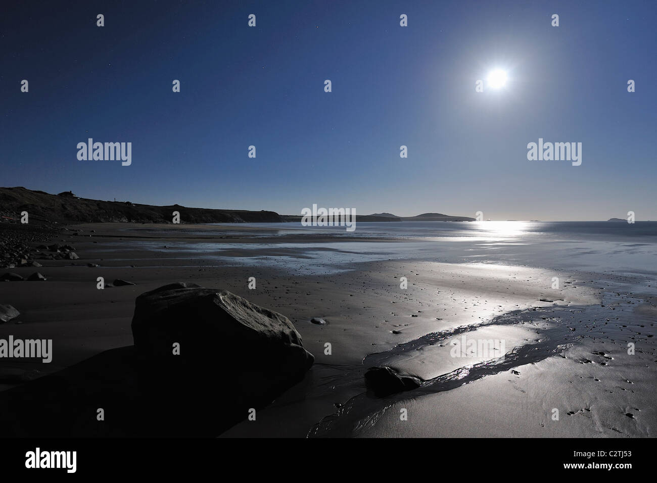 Whitesand Bay Pembrokeshire por la luz de la luna Foto de stock