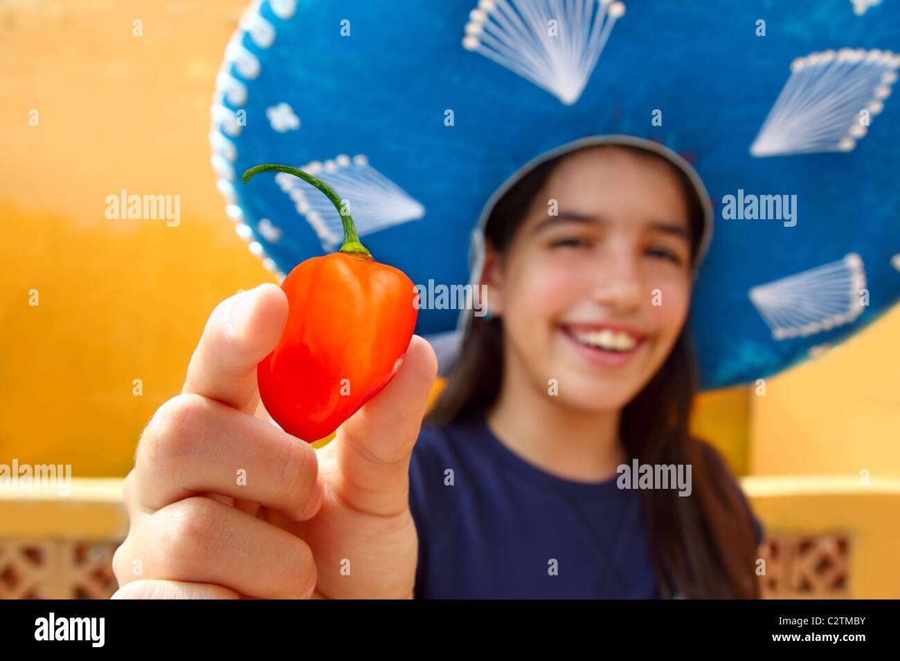 Chica mexicana muestran orange habanero hot chili pepper Mexican Hat Foto de stock