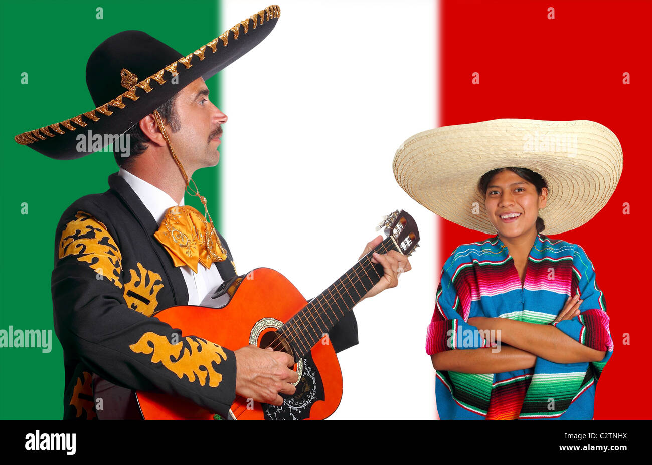 Mariachi mexicano charro hombre y poncho chica fondo de bandera de México  Fotografía de stock - Alamy