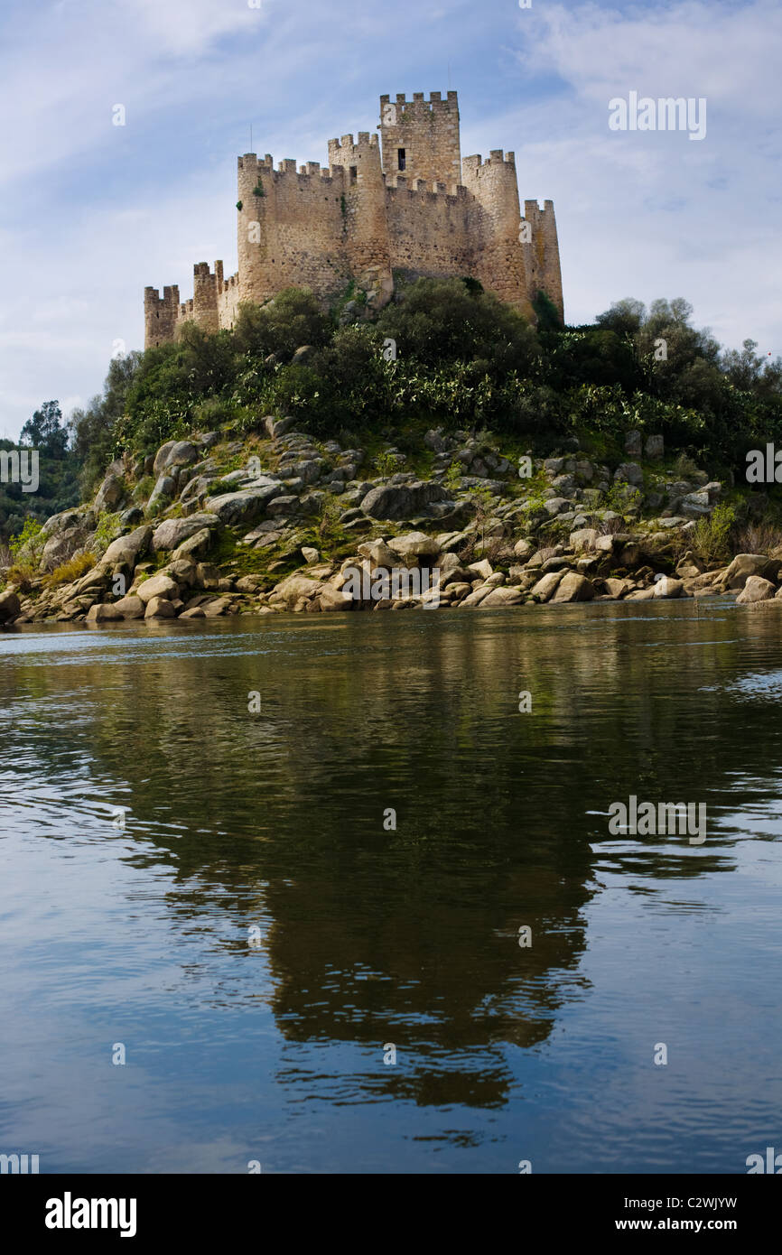 Castillo en la isla en el río Tajo (Tejo), Castelo de Almoural, Santarém, Portugal Foto de stock