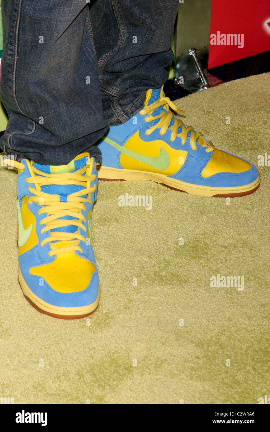 Chris Brown muestra sus zapatos Nike en el debut de la goma de mascar  Wrigley remade jingle en el Nokia Theatre de Nueva York, EE.UU Fotografía  de stock - Alamy