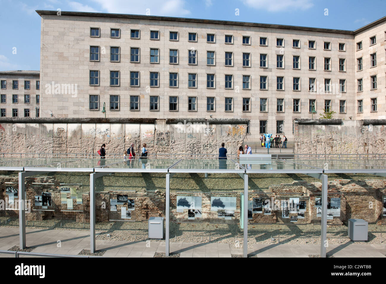Nuevo centro de exposiciones en Topographie des terrores el sitio del antiguo cuartel general de la policía de la Gestapo en Berlín, Alemania Foto de stock