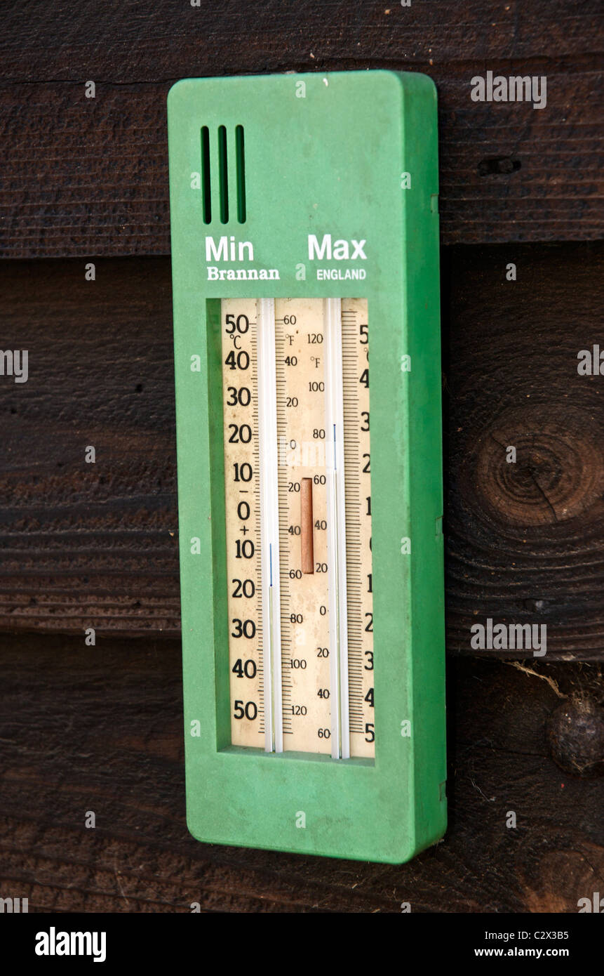 Un termómetro mínimo máximo en una barraca del jardín Foto de stock