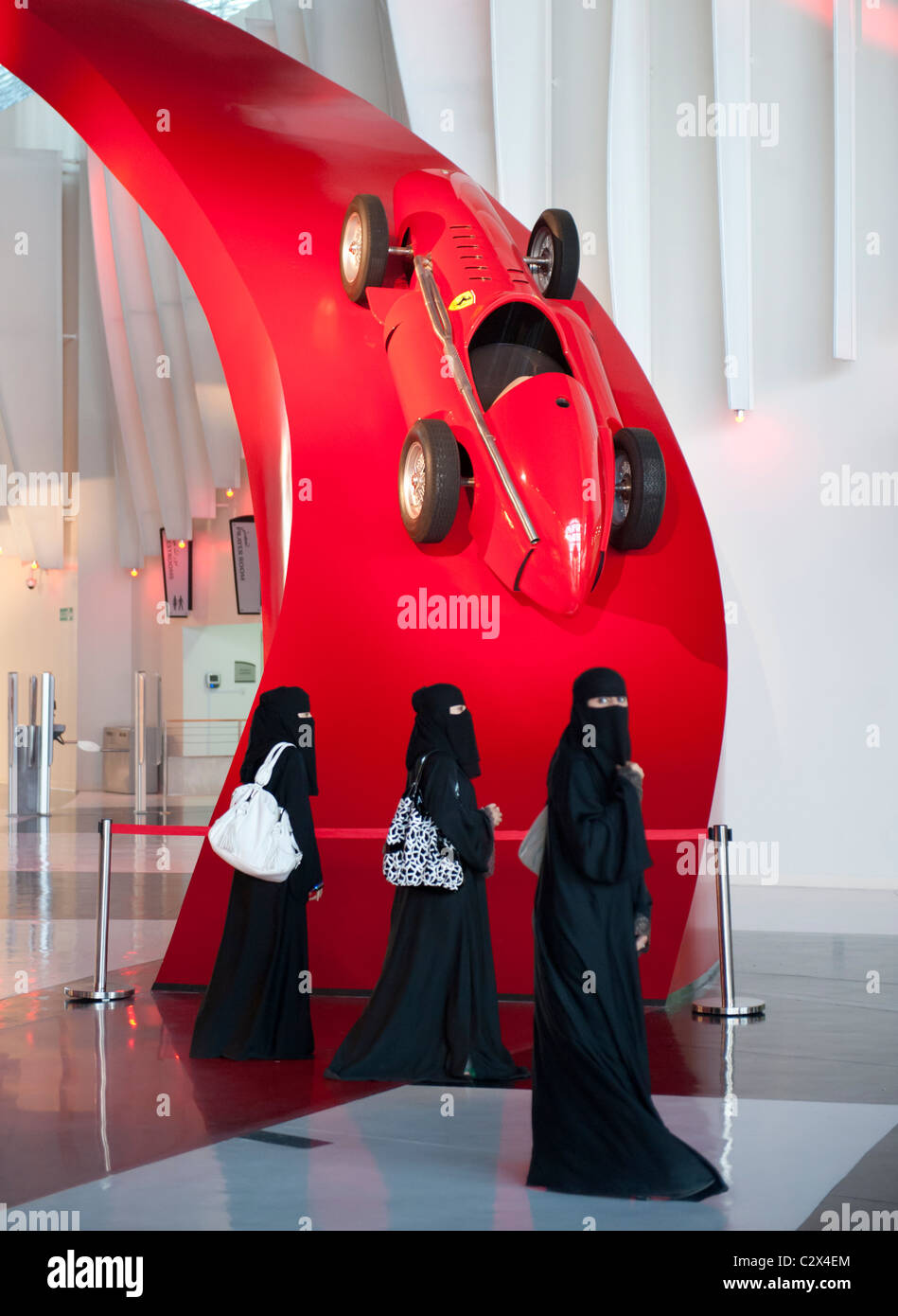Tres mujeres negras tradicionales abayas en Ferrari World parque temático en Abu Dhabi, Emiratos Arabes Unidos Foto de stock