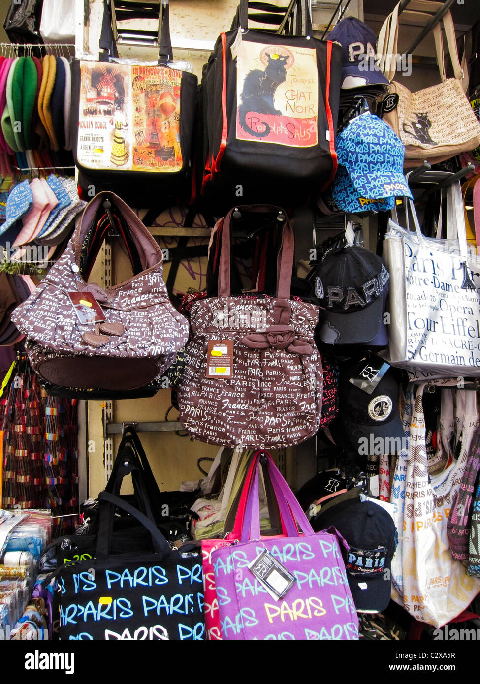 París, Francia, la mujer bolsos en las tiendas para turistas en el barrio de Montmartre Foto de stock