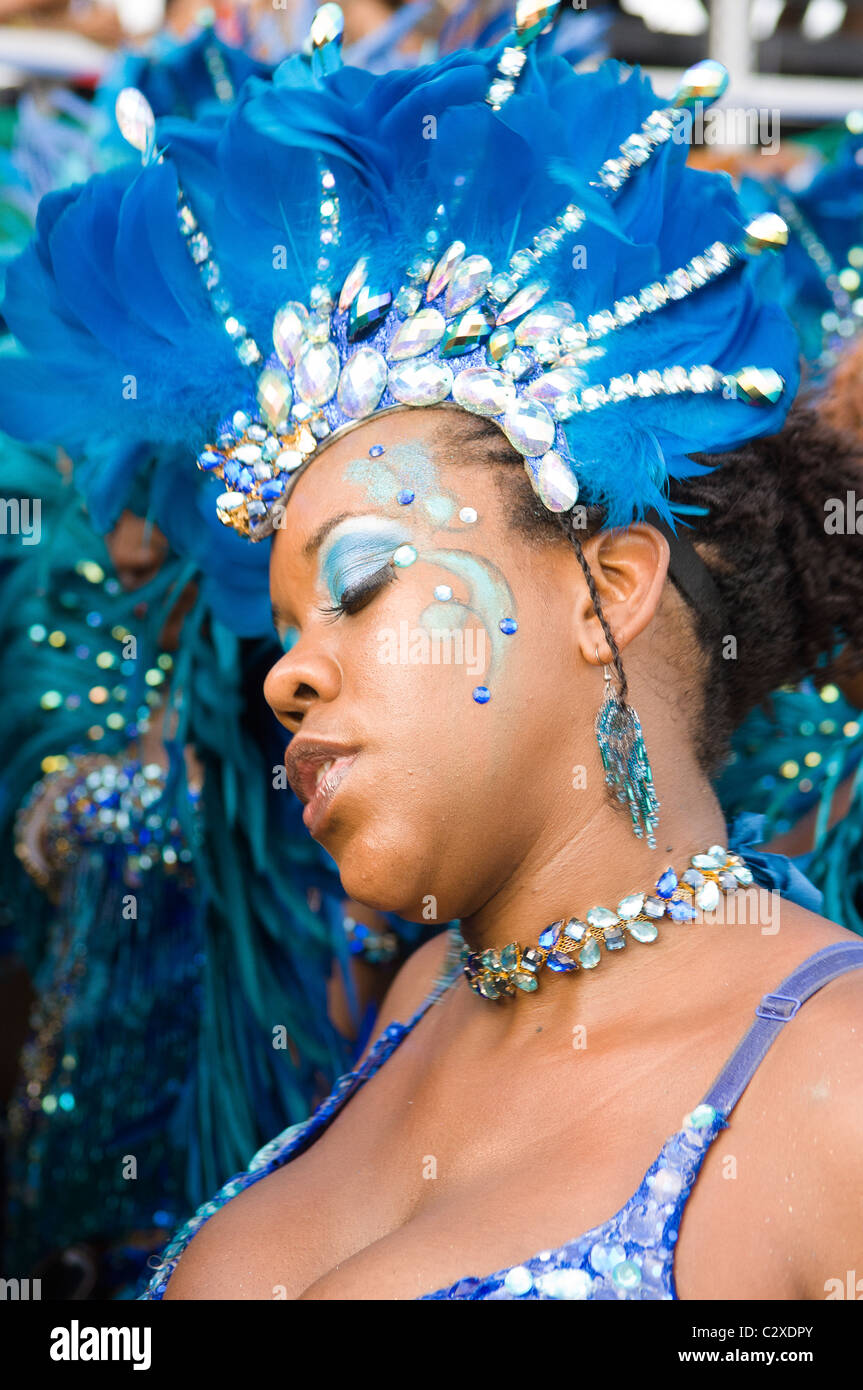 Mujer en un traje de plumas azules en el carnaval de Puerto España, en  Trinidad Fotografía de stock - Alamy