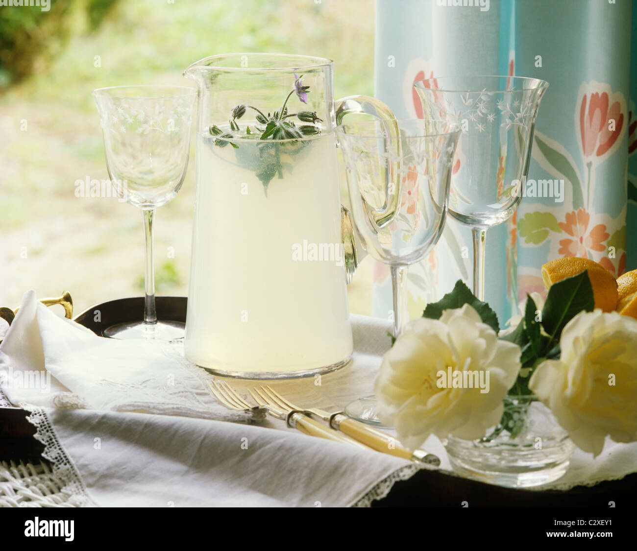 Un detalle de una jarra de cristal llena de limonada casera Foto de stock