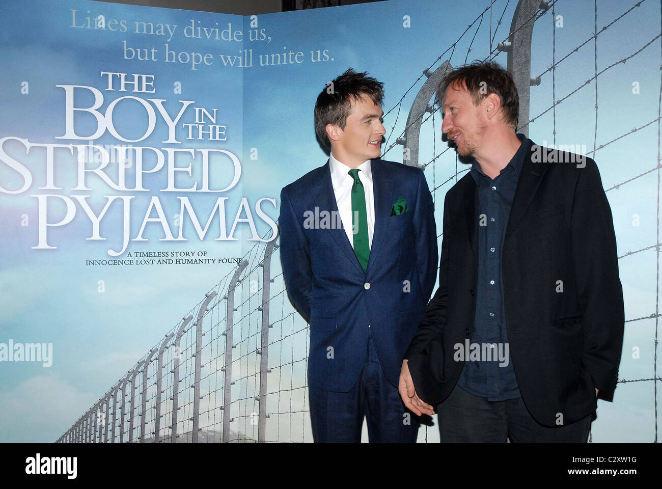 Rupert Friend, David Thewlis el estreno mundial de la película 'El niño con el  pijama de rayas' en el Cine Savoy Dublin, Irlanda Fotografía de stock -  Alamy