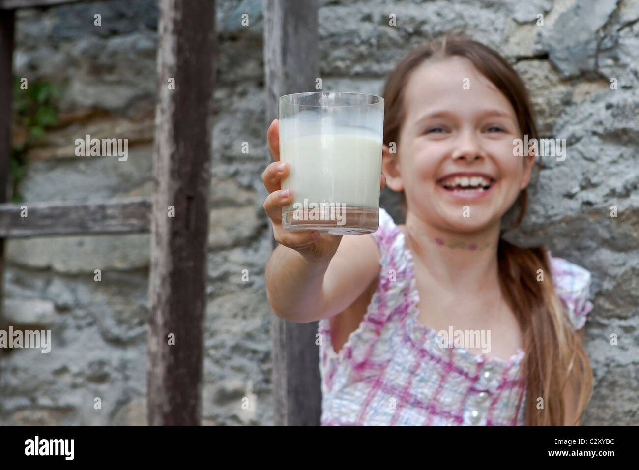 Chica es beber leche Foto de stock