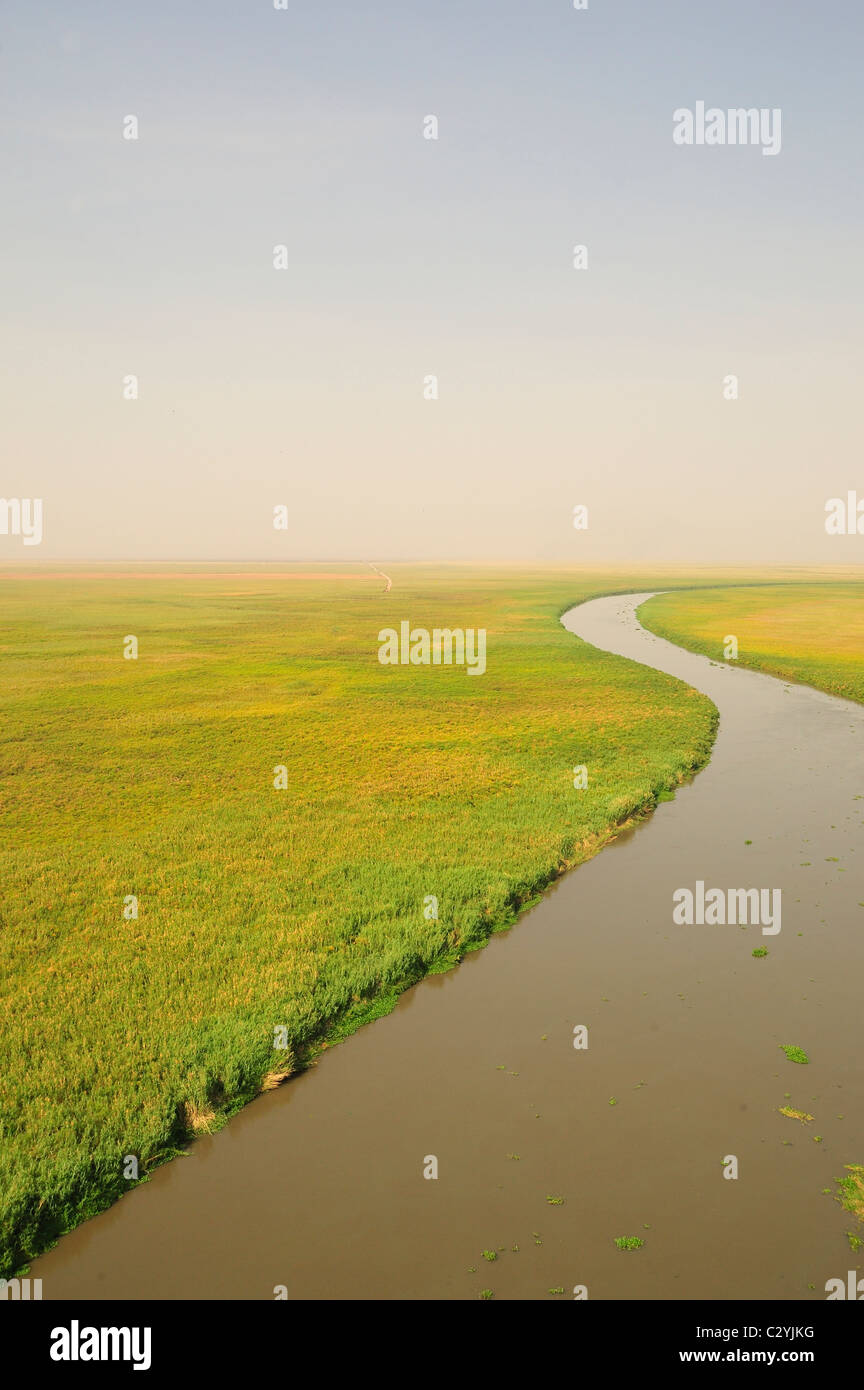 Río que serpentea a través de la pradera, Bahr el Jabal, Sudd Pantano, Sudán Foto de stock