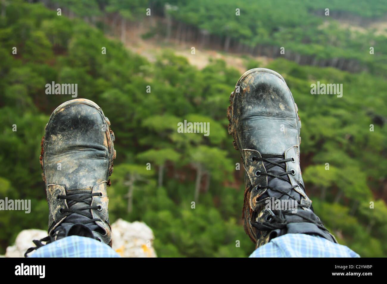 Buscando botas para caminar sobre el precipicio Foto de stock