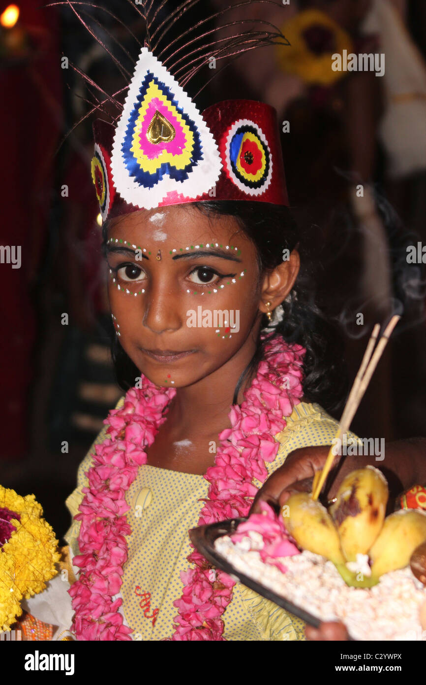 Niña india con un tocado y maquillaje en un festival de Vishnu cerca de  Kovalam Keral India Fotografía de stock - Alamy