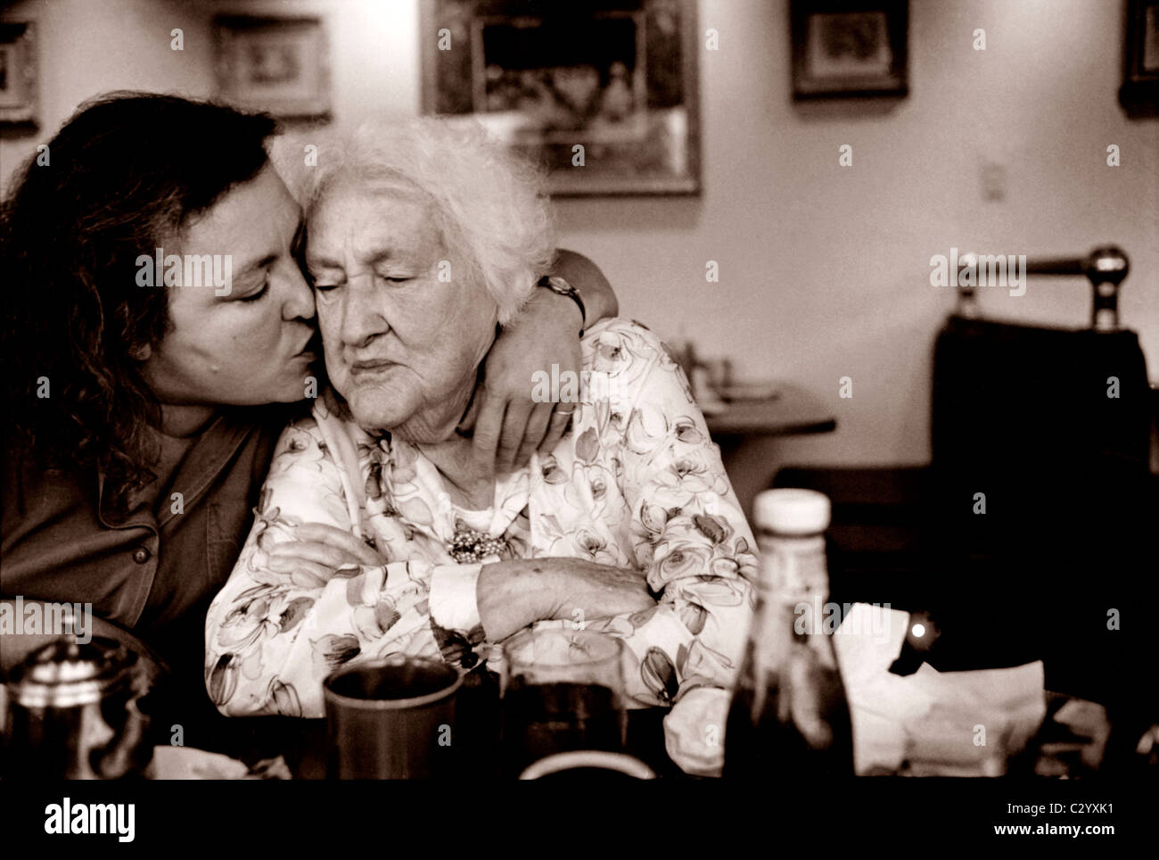 Anciana con su hija durante una excursión familiar. Foto de stock