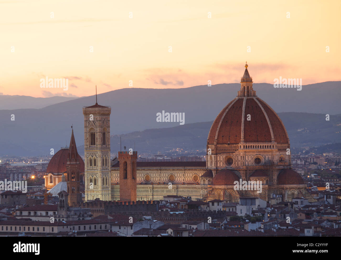 Catedral de Santa Maria del Fiore visto desde Piazzale Michelangelo, Florencia, Italia. Foto de stock