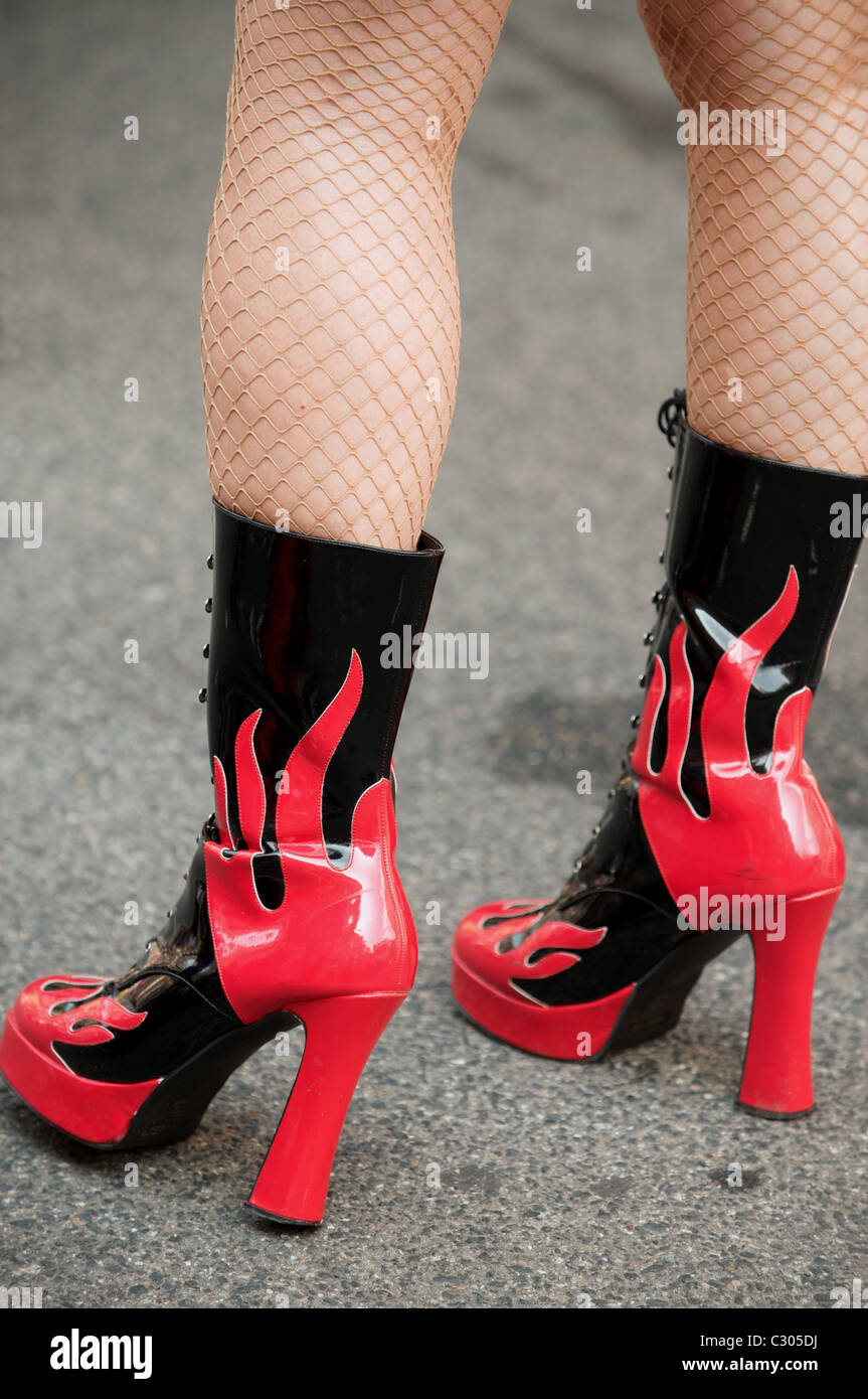 Travestí hombre vestido con botas de tacón alto de anual en el Desfile del  Día de Christopher Street, en Colonia, Alemania Fotografía de stock - Alamy