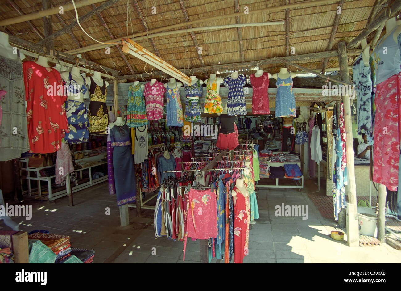 El aparato no Admisión La tienda local de venta de ropa en Phuket, Tailandia Fotografía de stock -  Alamy