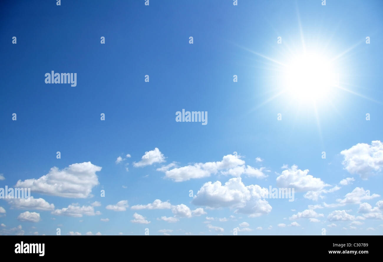 Bly cielo soleado con pequeñas nubes Foto de stock