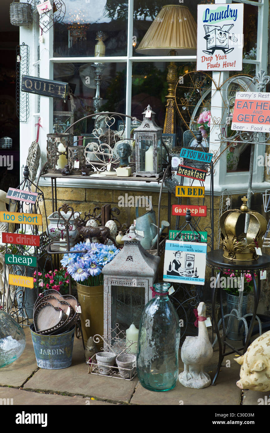 Curiosidad tienda de venta de souvenirs, coleccionables y artículos de  regalo en Chipping Campden, los Cotswolds, Gloucestershire Fotografía de  stock - Alamy