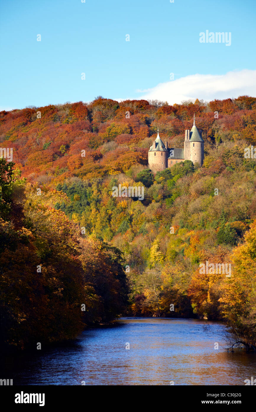 Castell Coch, (Castillo de coch) en el País de Gales, con vistas al río Taff en otoño. Foto de stock