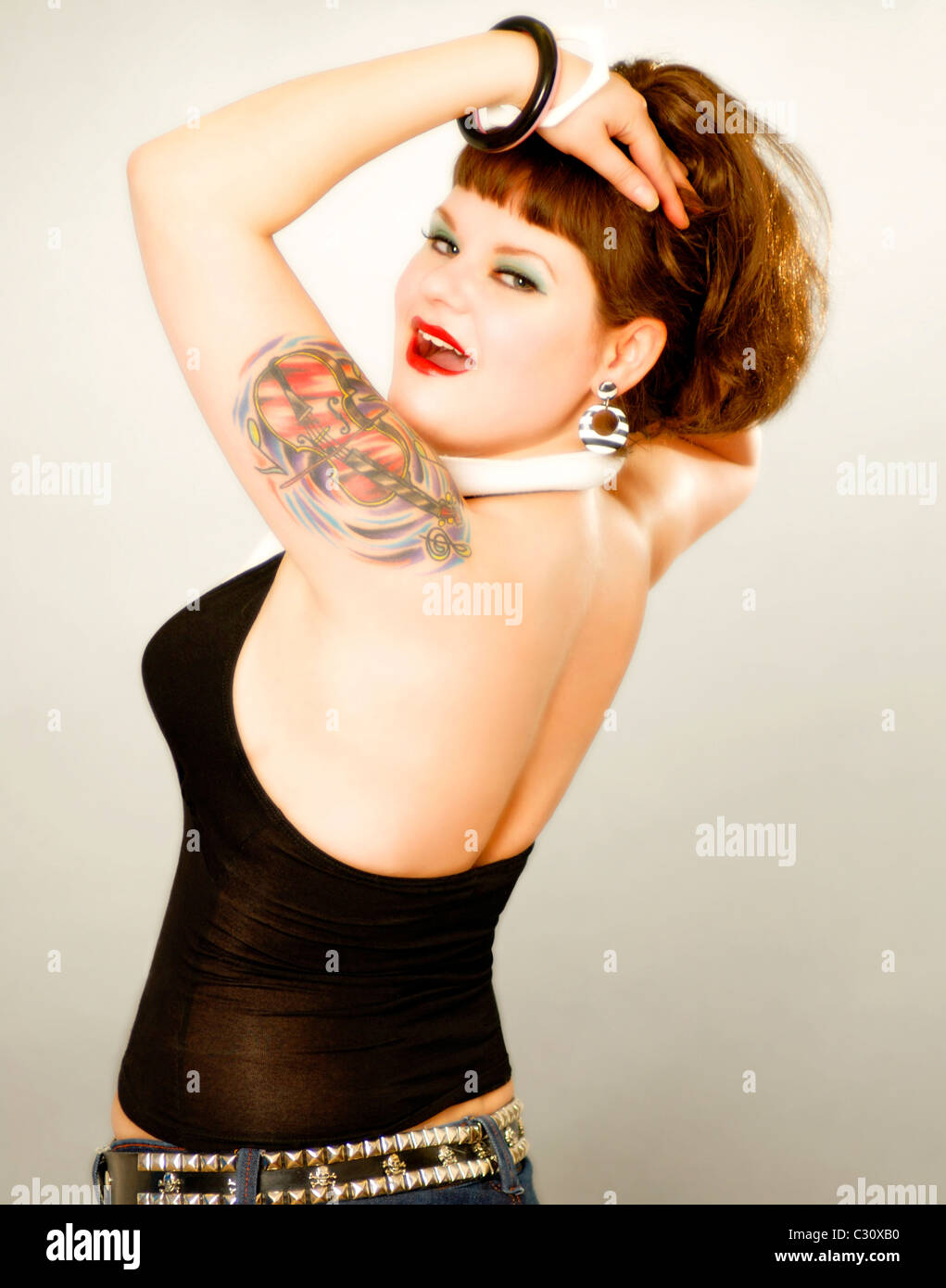 Rockabilly pinup chica con un violín o un violín tatuaje Fotografía de