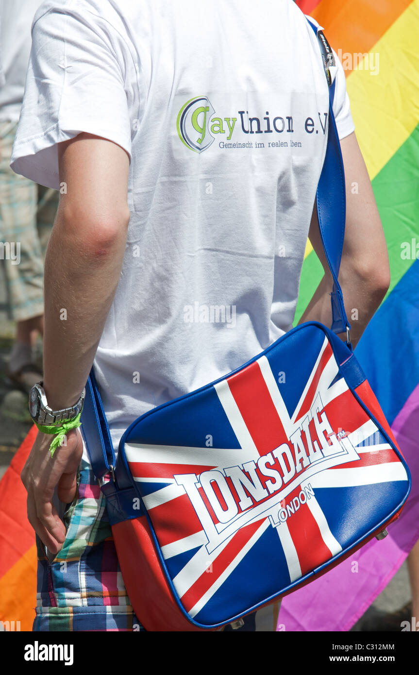 Unión Gay gay hombre vestido con camiseta y Lonsdale London Union Jack  bolsa Fotografía de stock - Alamy