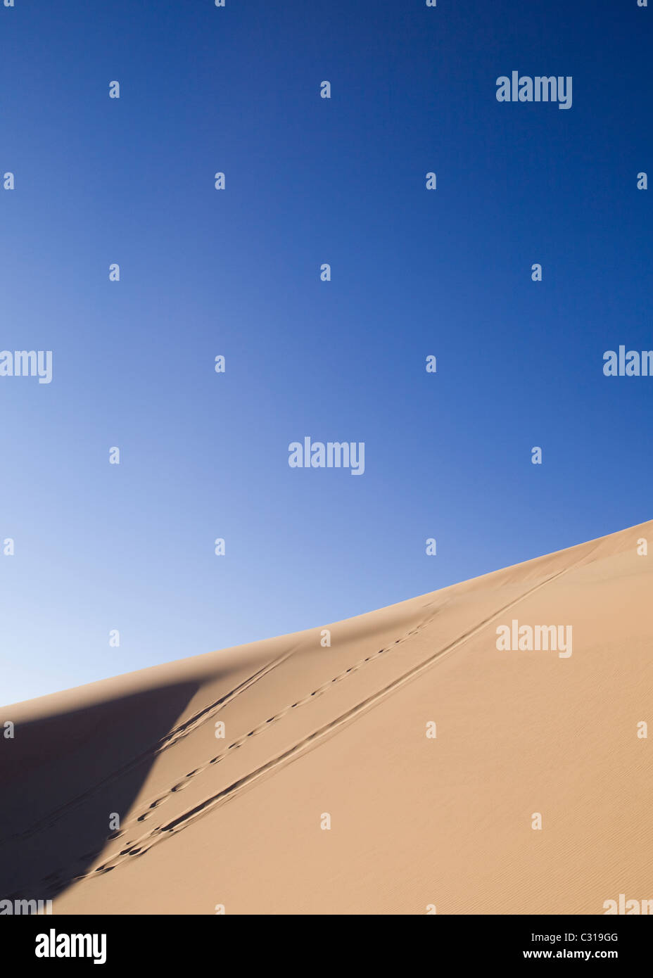 Detalle de la duna de arena del desierto contra el cielo azul - el desierto de Mojave, California, EE.UU. Foto de stock