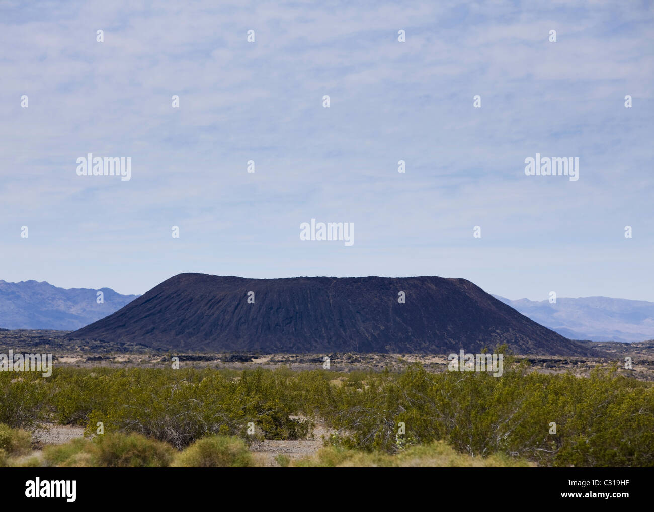 Domo de lava inactivos en el paisaje del desierto del sur de California Foto de stock