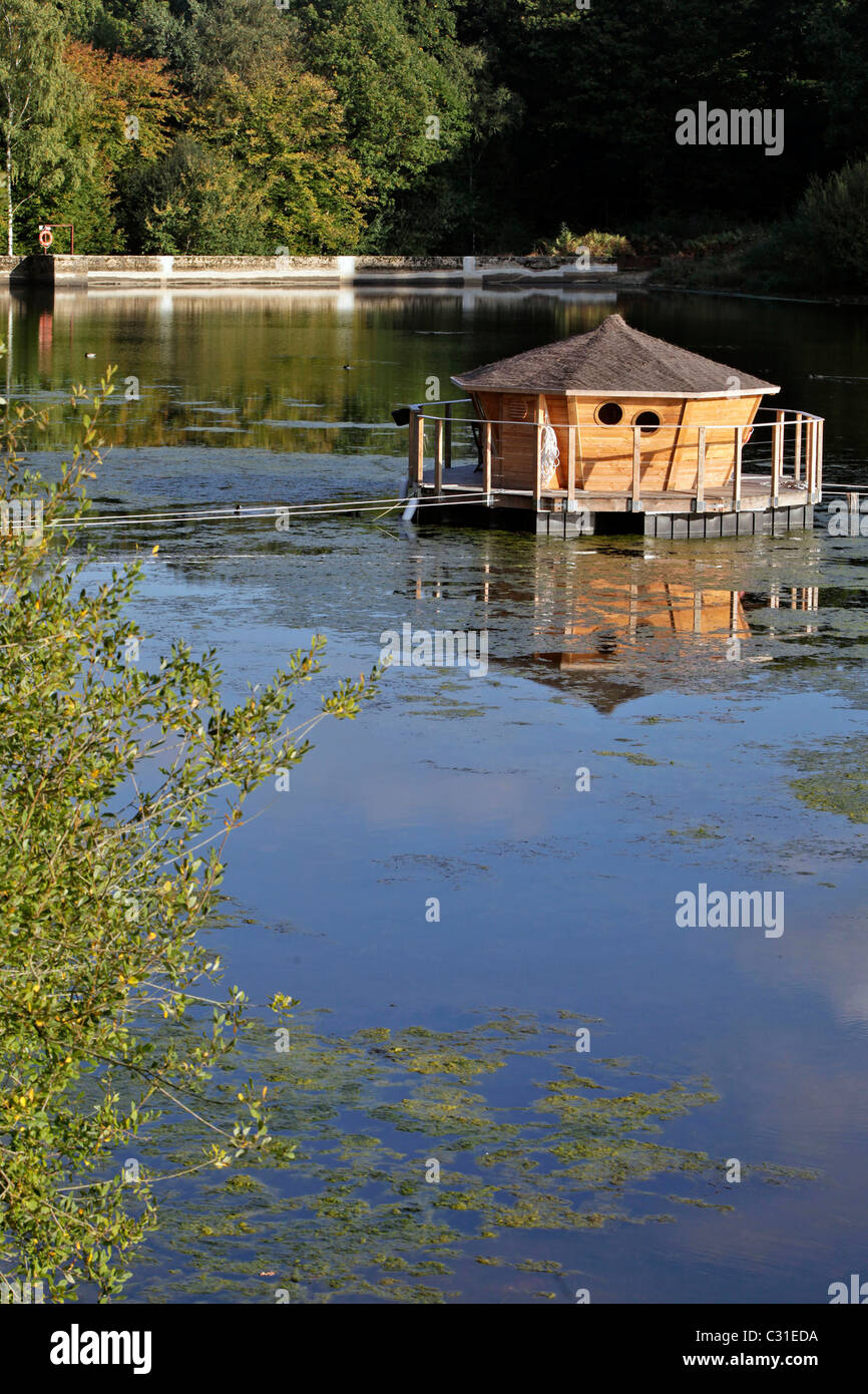 Cabaña flotante en un lago en otoño, DOMAINE DU BOIS Landry,-en-CHAMPROND GATINE, perche, Eure-et-Loir, Francia (28). Foto de stock