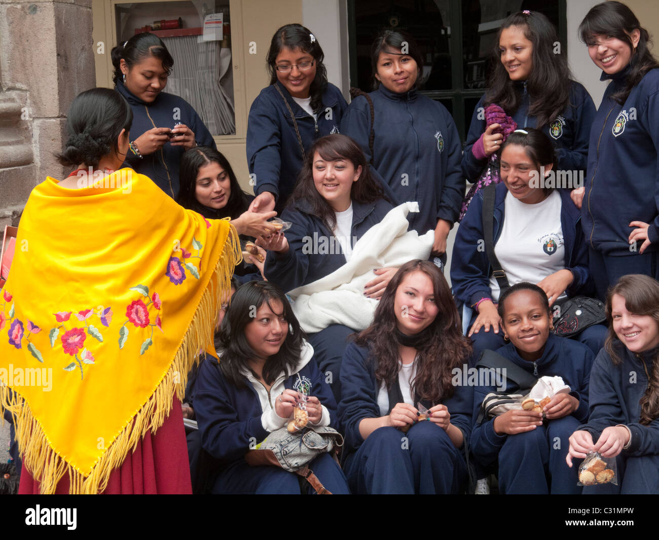 Profesor con escolares en viaje de trabajo de campo, Quito, Ecuador, Sudamérica Foto de stock
