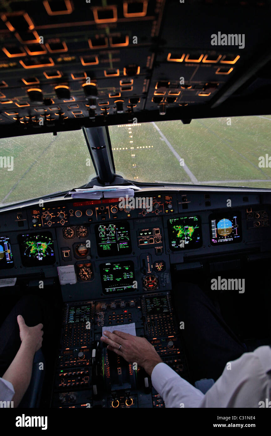 PANEL DE INSTRUMENTOS, la cabina de un Airbus A320 en un vuelo París