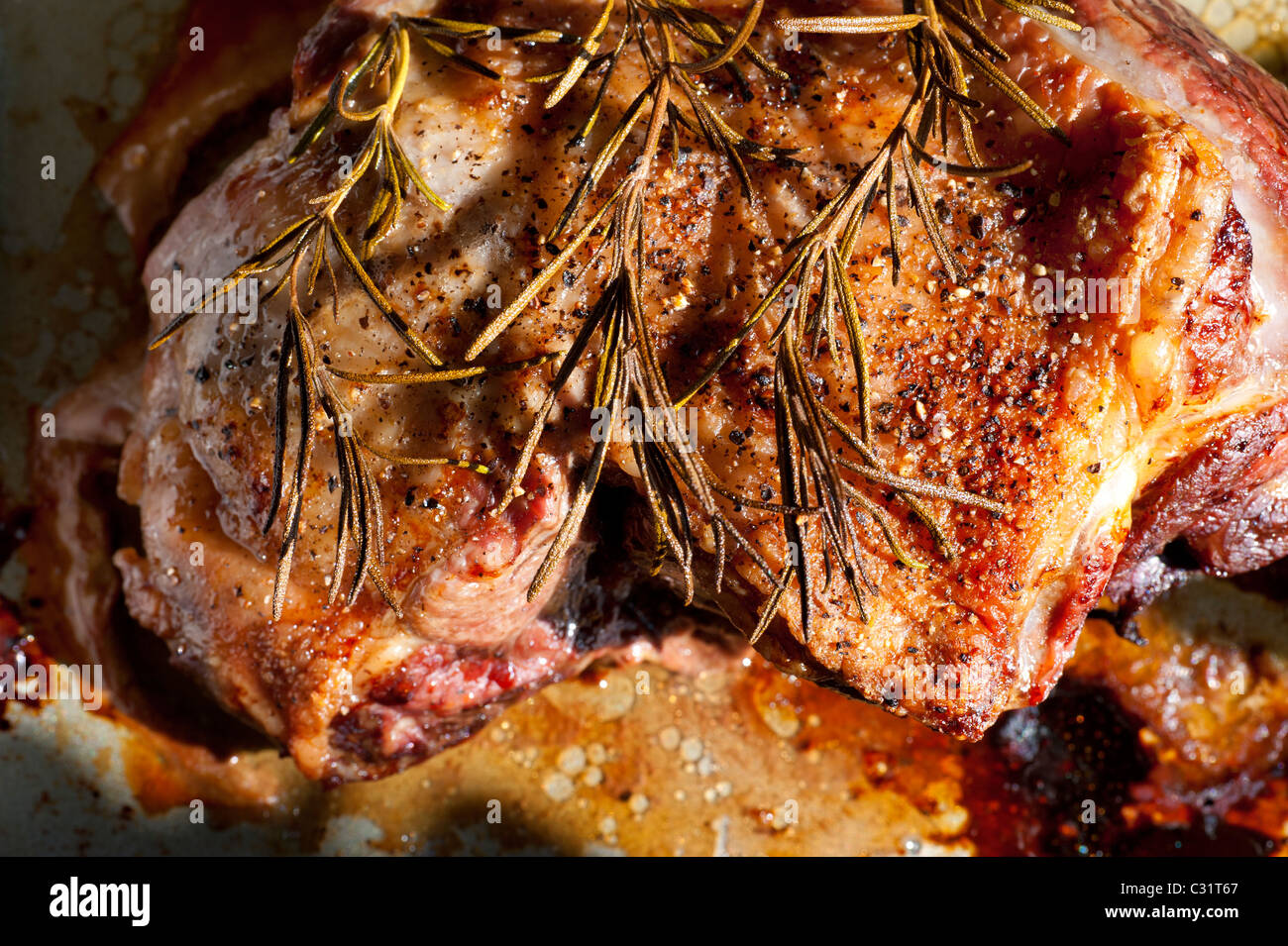 La articulación del hombro de cordero asado fresco preparado con romero y  hierbas directamente desde el horno Fotografía de stock - Alamy